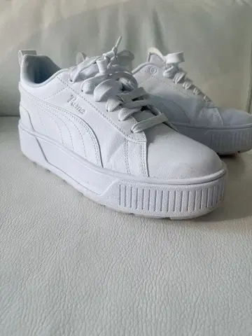 23.5 PUMA 통굽 화이트 스니커즈