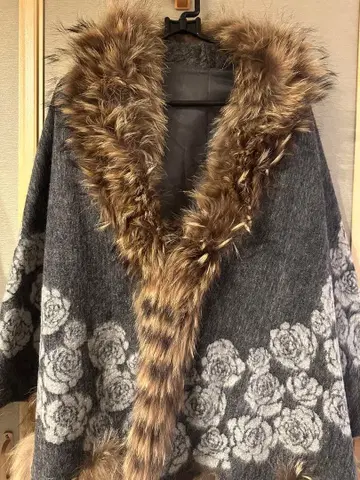 새상품급 나르시스 퍼 포함 그레이 꽃무늬 케이프 코트