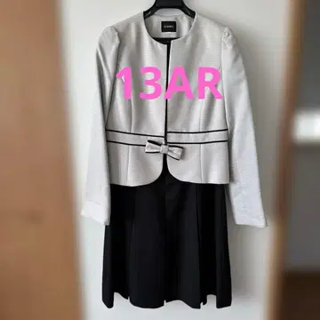 화이트 블랙 리본 포함 원피스 수트