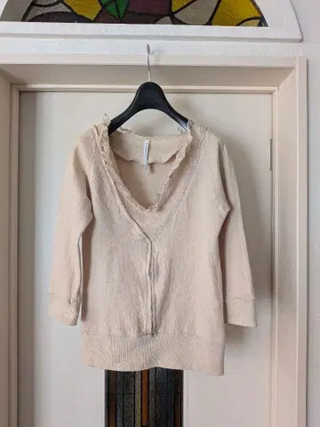 sunaokuwahara 베이지 V넥 상의