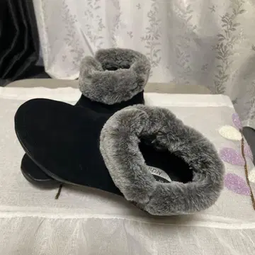 퍼 달린 블랙 어그 부츠