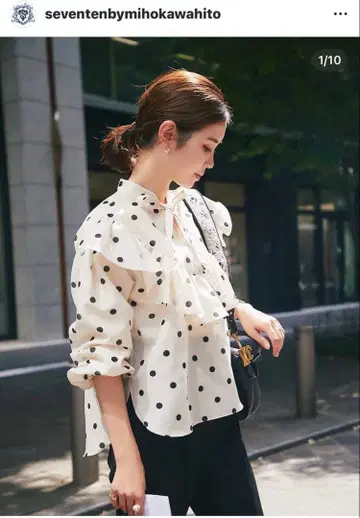 새상품 세븐텐 인기 완판템 아이보리 도트 무늬 프릴 블라우스 S 사이즈