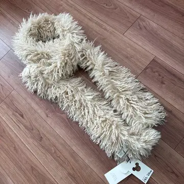 ZARA의 Disney 콜라보 머플러