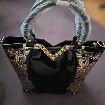 블랙 핸드백 골드 컬러 장식 포함