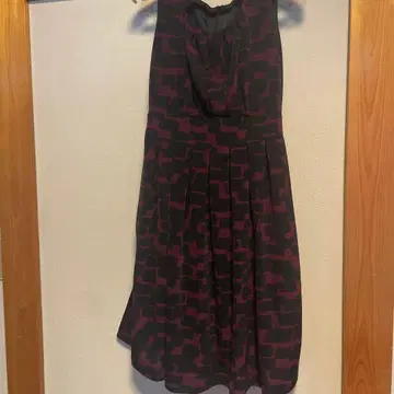 슬리브리스 무릎 기장 원피스 블랙과 크림슨 패턴