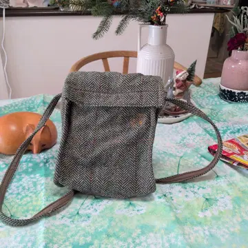 45R 그린 계열 체크 무늬 숄더백 뒤쪽에 버튼홀이 세 개 있습니다.