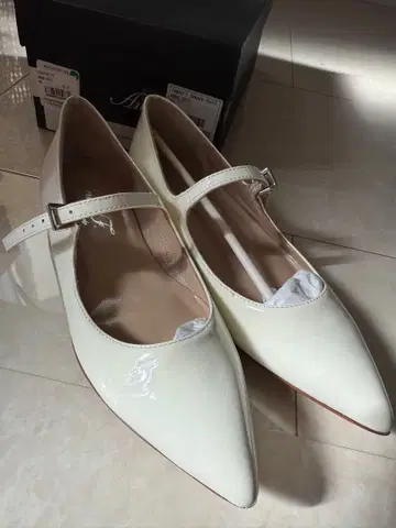 화이트 스틸레토 플랫슈즈 35