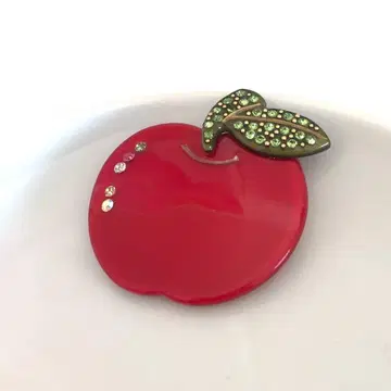 Anna Lou 사과형 브로치