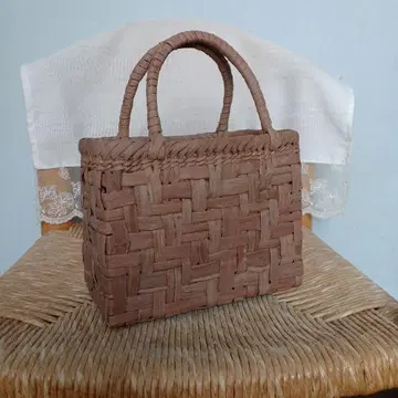 작은 일본산 야생 포도 바스켓 굵은 가지