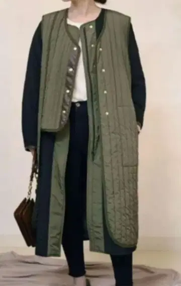 Eimee Law 카키와 블랙의 퀼팅 롱 코트 베스트