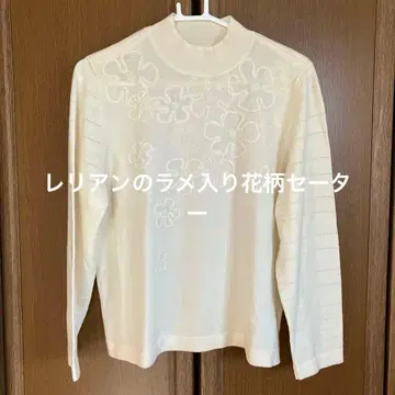 레리안의 흰 꽃 패턴 라메가 들어간 스웨터