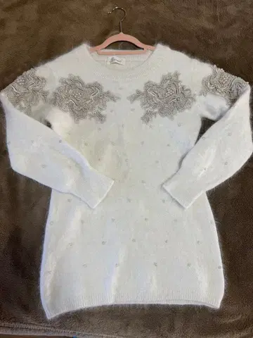 스나이델 비즈 자수 플라워 모티브 긴팔 니트