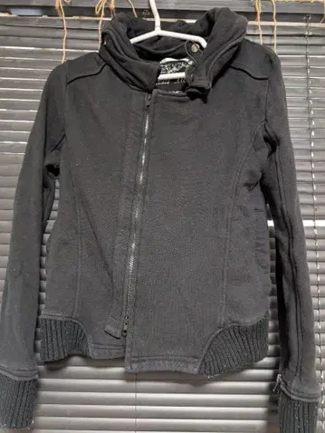 후드 부착 블랙 자켓