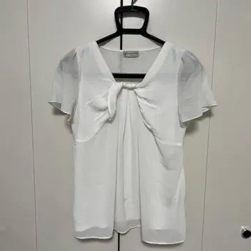 Aylesbury 화이트 반팔 블라우스