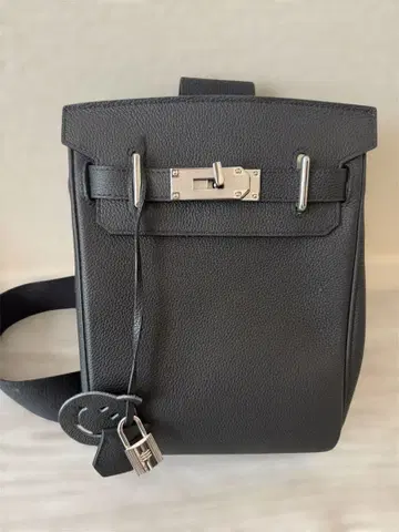 [미사용 새상품] 가죽 크로스바디 숄더백 금장 장식