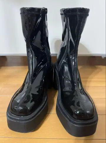 H&M 에나멜풍 블랙 통굽 부츠 지퍼 포함