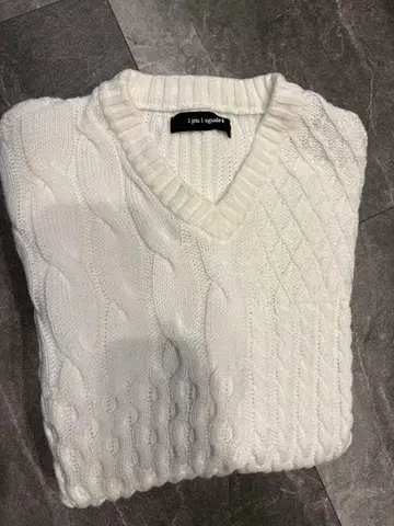 1 piu 1 uguale 3 V넥 스웨터 화이트