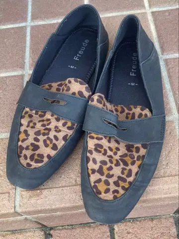 레오파드 무늬 플랫슈즈