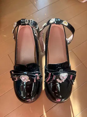 에나멜 리본 통굽 로퍼