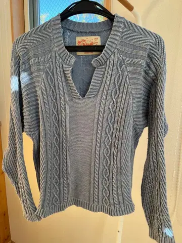 블루 그레이 케이블 니트 긴팔 스웨터 V넥