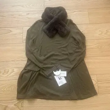 올리브색 터틀넥 퍼 포함