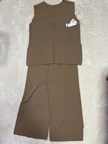 택 포함 새상품 DouDou 베이지 V넥 팬츠 셋업 M 사이즈