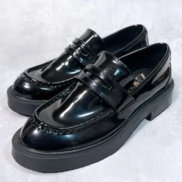 새상품급 [ 자라 ] 코인 로퍼 (35) 에나멜 통굽 청키힐 블랙