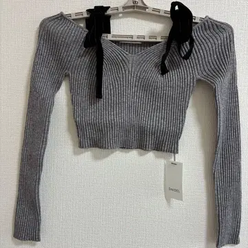 스나이델 숄더 리본 오프숄더 니트 풀오버