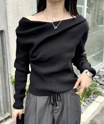 mystic 오프숄더 리브 니트 블랙