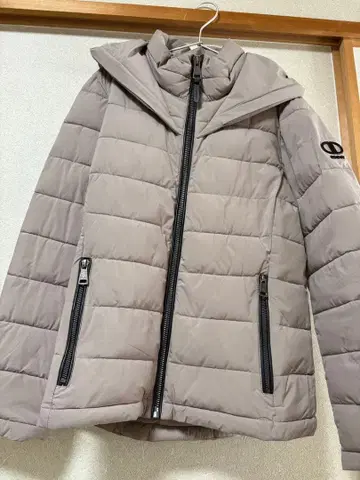 후드 부착 그레이 아우터