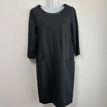 다크 그레이 비쥬 장식 무릎 기장 원피스