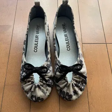 COULEUR VARIE. 플라워 패턴 발레 슈즈