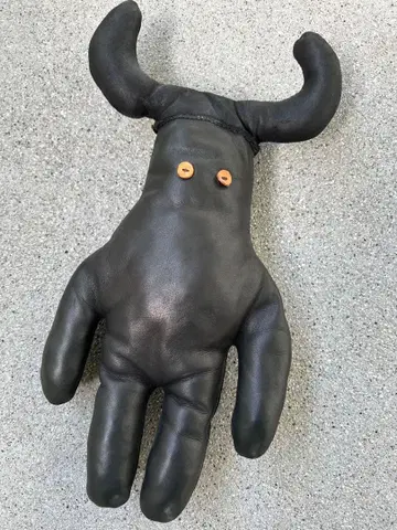 크리스찬 폴 가죽 인형