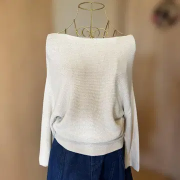 릴랙스핏 오프숄더 니트