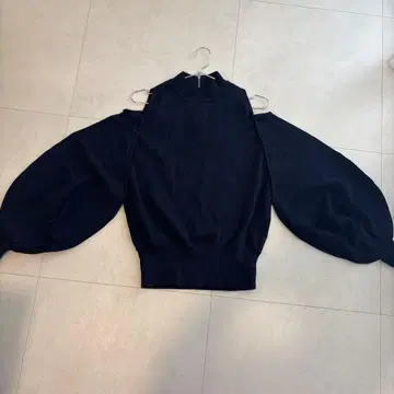 ADORE 어도어 오픈 숄더 벌룬 소매 레이온 니트탑 새상품급