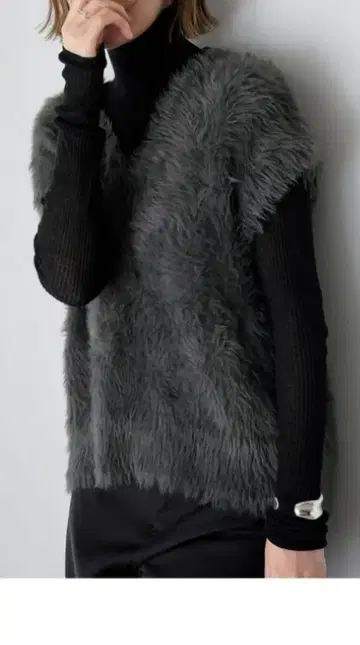 UR'S (유어스) 샤기 니트 베스트 차콜