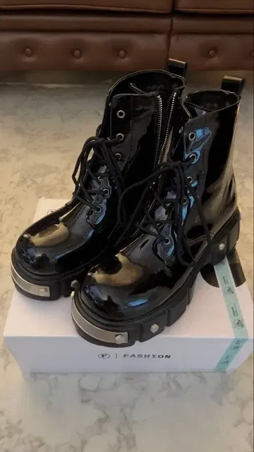 블랙 에나멜 통굽 부츠 사이드 지퍼 새상품급