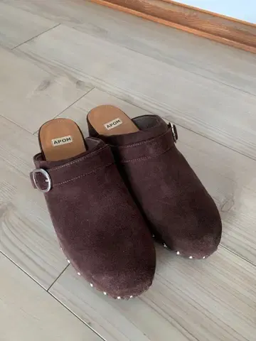 APOM 브라운 사보 클로그 샌들