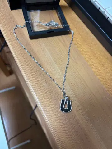 목걸이 호스슈 블랙