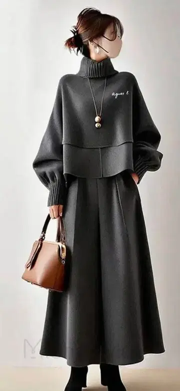 다크 그레이 셋업 터틀넥과 팬츠