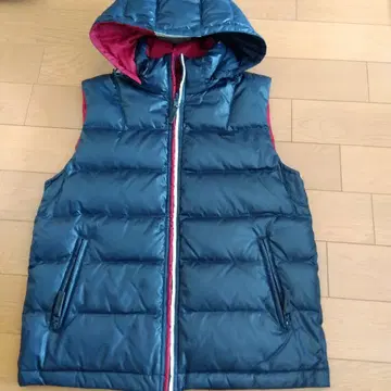 LACOSTE 후드 부착 다운 베스트 네이비/레드/화이트