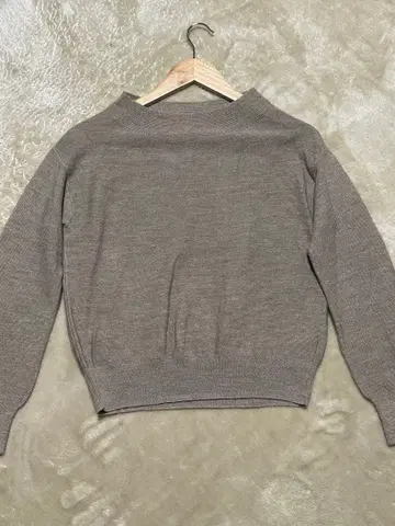 오파크 클립 보트넥 긴팔 니트 스웨터