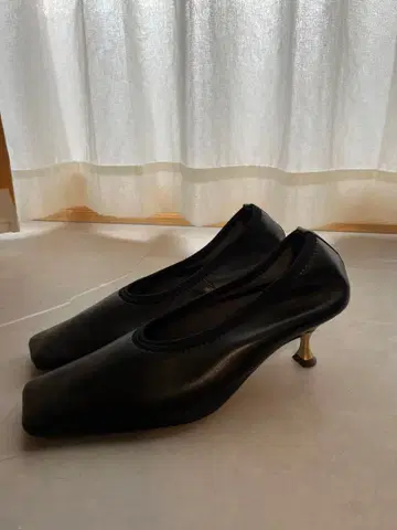 블랙 가죽 스퀘어토 하이힐