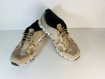 on 베이지 메쉬 어퍼 러닝화