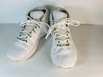 언더아머 화이트 스니커즈