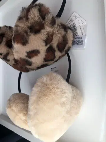 문배트 새상품 하트형 레오파드 크림 퍼 귀도리 2세트