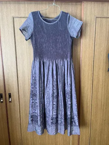 그레이 반팔 원피스 A라인 자수