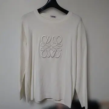 화이트 긴팔 니트 로고 자수