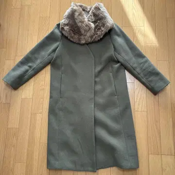 KBF 퍼 달린 카키 롱 코트