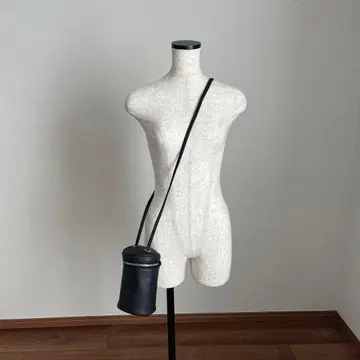 블랙 가죽 원통형 숄더백